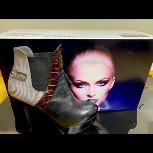 Worn a few times paired with skinny jeans and a tank and blazer! Versatile shoe!